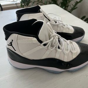 - Nike Jordan 11 Concord